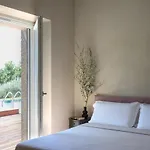 Contemporary With Pool Near 度假居