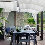 Contemporary With Pool Near 度假居