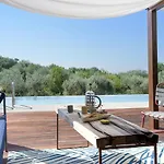 度假居 Contemporary With Pool Near 哥尔顿