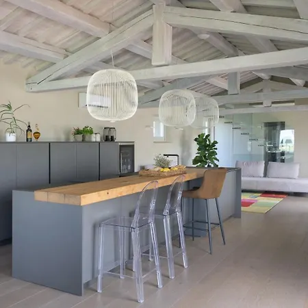 Сasa de vacaciones Contemporary With Pool Near