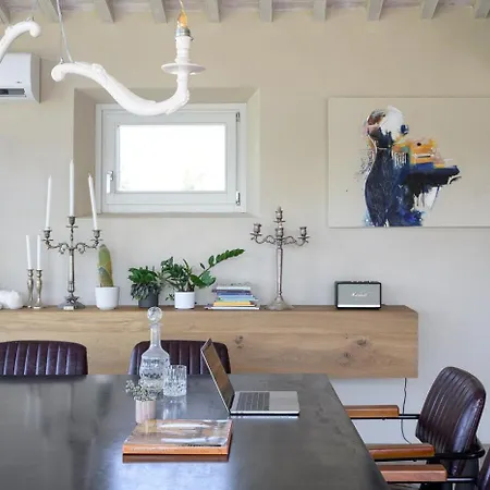 Сasa de vacaciones Contemporary With Pool Near