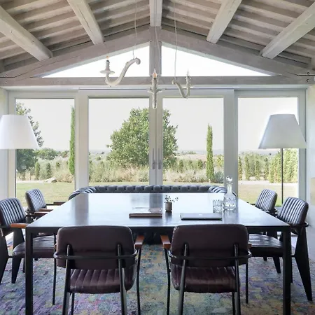 Contemporary With Pool Near Сasa de vacaciones *