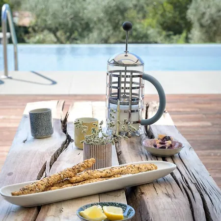 בית נופש Contemporary With Pool Near *