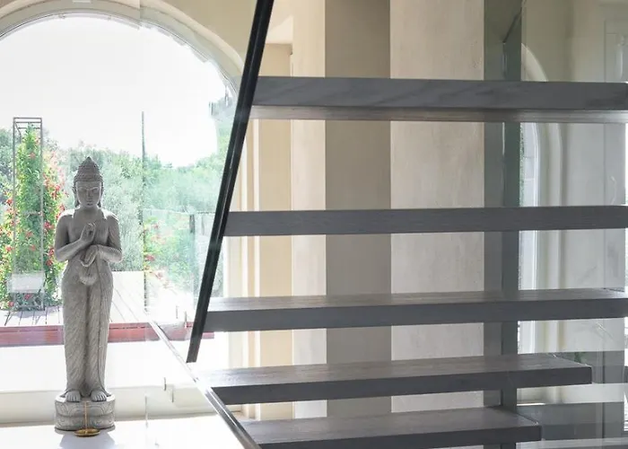 Contemporary With Pool Near Дом отдыха Кортона