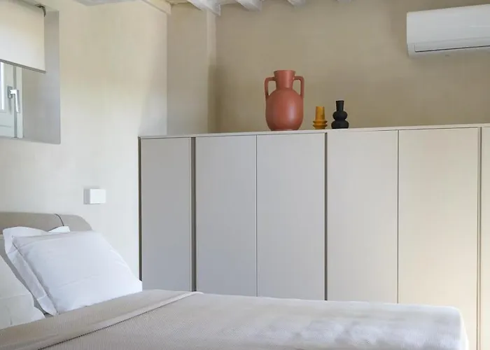 Сasa de vacaciones Contemporary With Pool Near