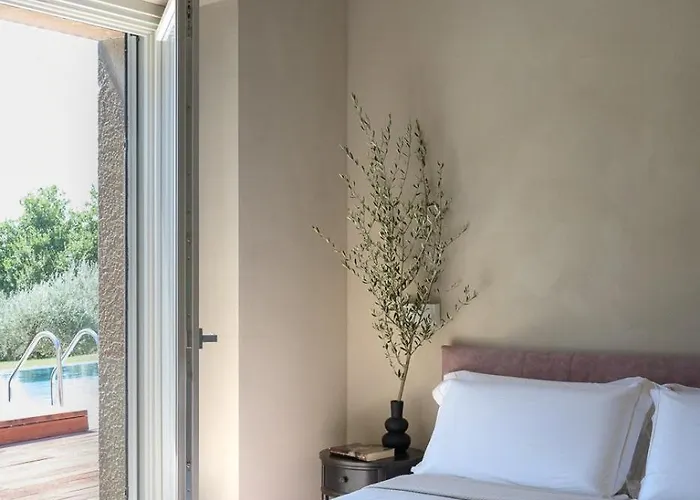 Contemporary With Pool Near בית נופש