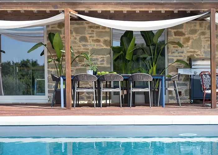 בית נופש Contemporary With Pool Near *