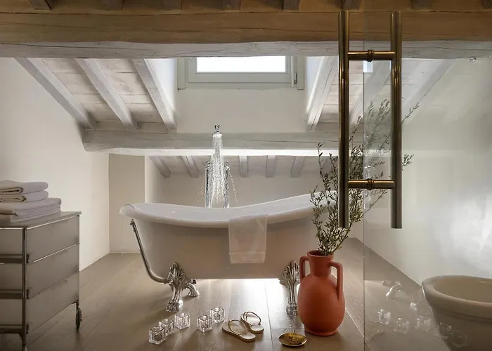 Contemporary With Pool Near Hébergement de vacances *