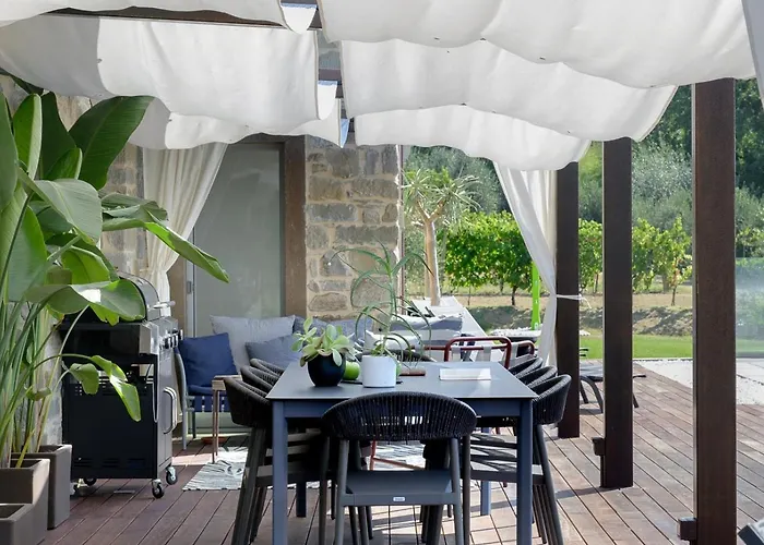 Contemporary With Pool Near Hébergement de vacances